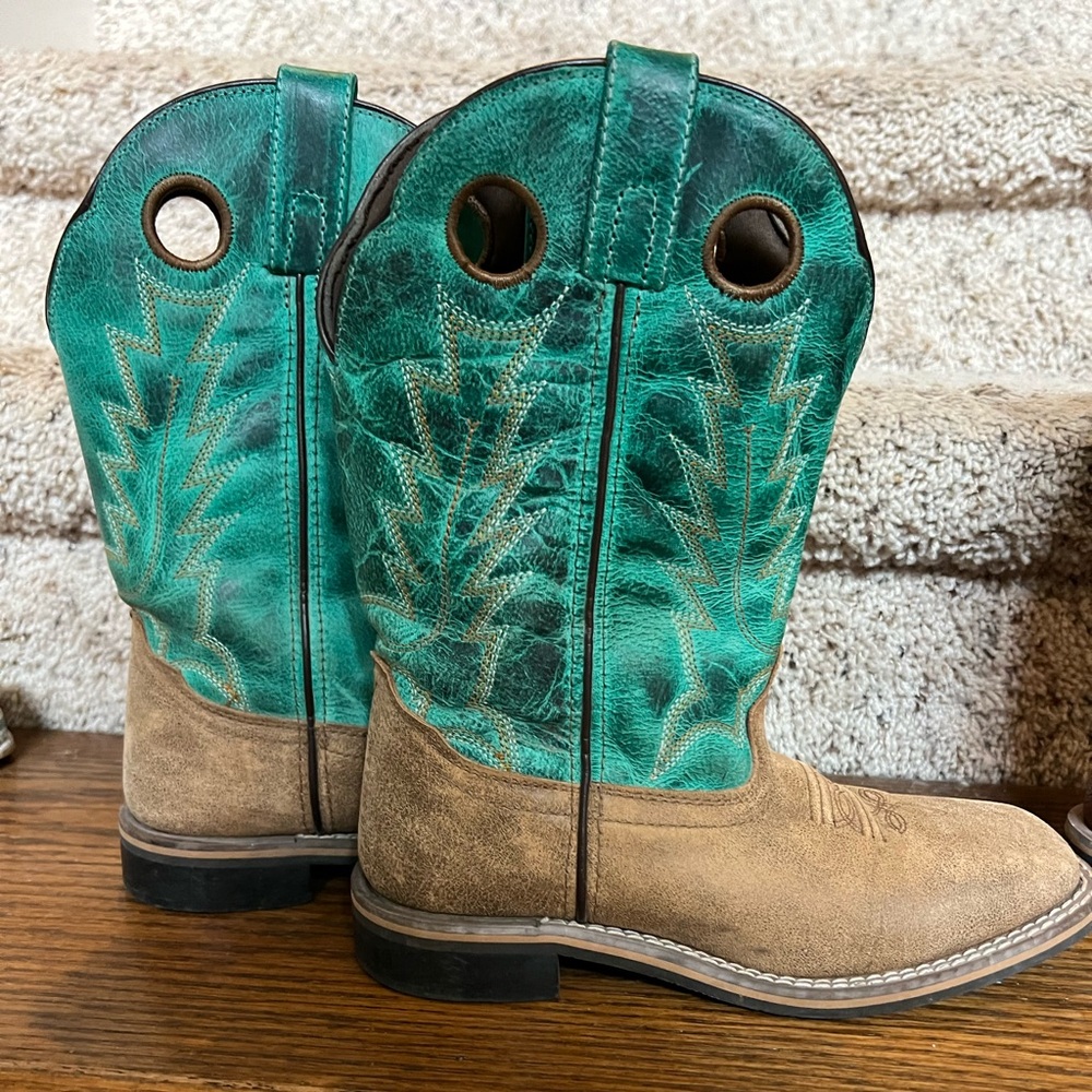 Like new. Worn 2-3 times only. At cavendars for 75$